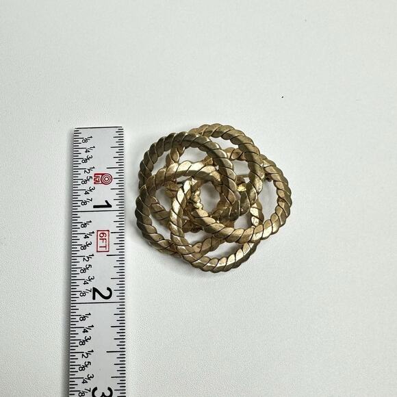 Vintage Gold Knot Brooch Interwoven Circle Pin Timeless Knot Design Jewelry - Picture 5 of 5